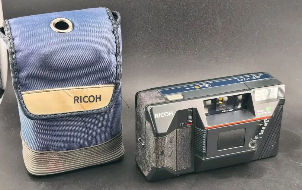 Ricoh AF-70 35mm Camera - FOR PARTS - Powers On / Flash Issue - Includes Bag